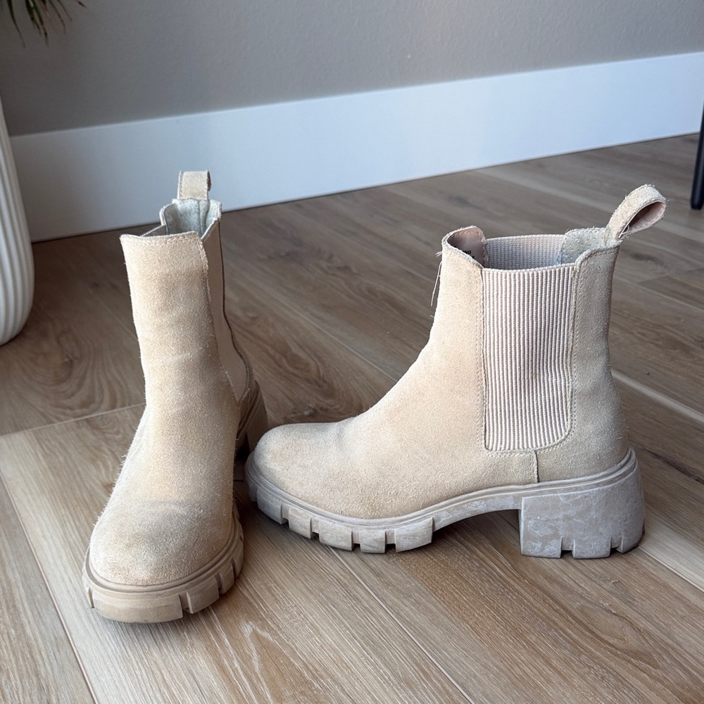Steve Madden Light Tan Suede Chelsea Boots